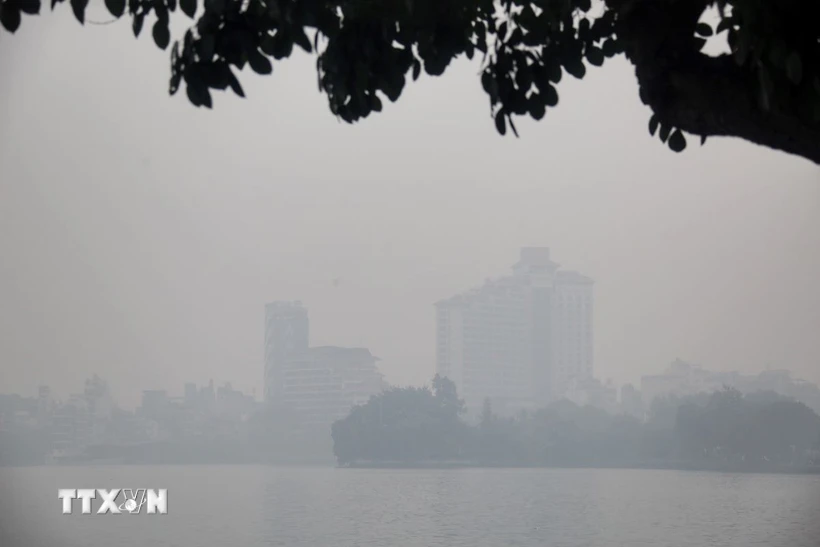 Tầm nhìn sang phía bên kia Hồ Tây rất hạn chế do ô nhiễm không khí nặng tại Hà Nội vào tháng 11/2023. (Ảnh: Tuấn Đức/TTXVN)