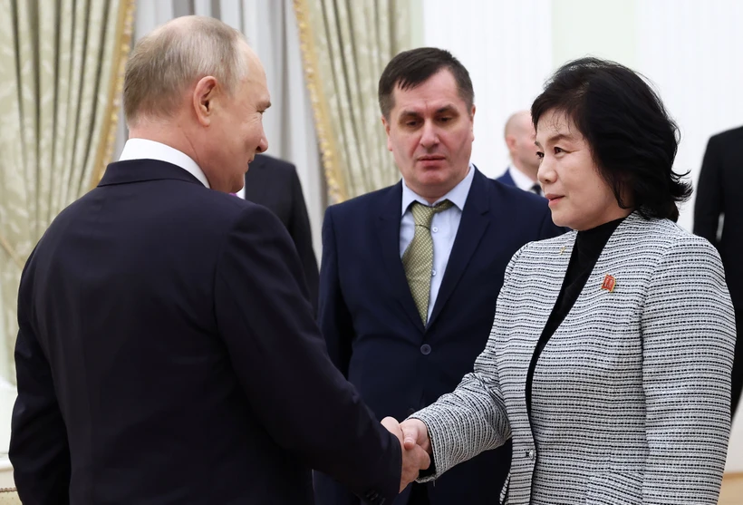 Tổng thống Nga Vladimir Putin và Bộ trưởng Ngoại giao Triều Tiên Choe Son Hui tối 16/1.(Nguồn: Reuters)
