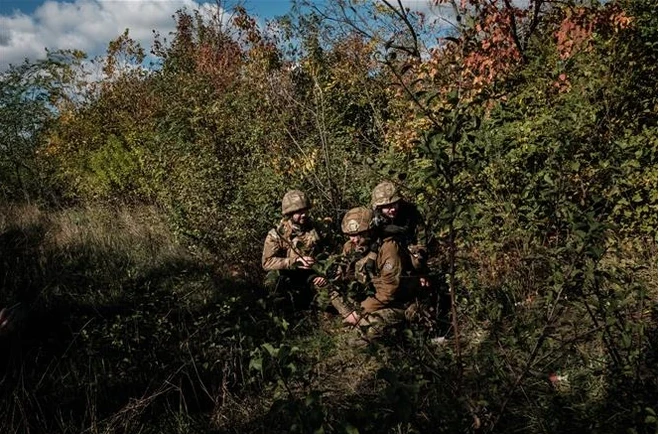Binh sỹ Ukraine làm nhiệm vụ tại vùng Donetsk, ngày 12/10/2022. (Ảnh: AFP/TTXVN)
