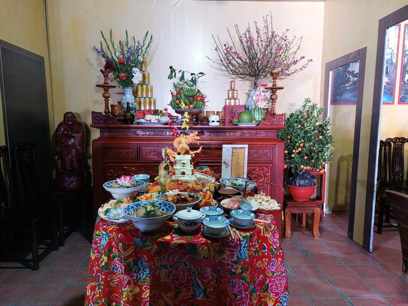Giới thiệu mâm cỗ Tết truyền thống của người Hà Nội. (Ảnh: Đinh Thuận/TTXVN)