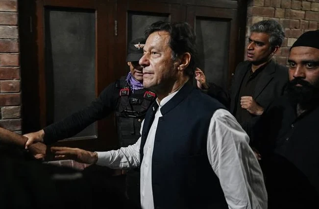 Cựu Thủ tướng Pakistan Imran Khan (phía trước) rời khỏi toà án ở Lahore, ngày 17/3/2023. Ảnh: AFP/TTXVN