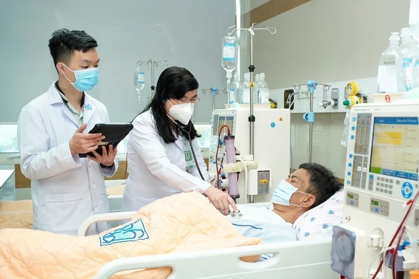 Bác sỹ Bệnh viện Đại học Y Dược Thành phố Hồ Chí Minh điều trị cho bệnh nhân suy thận mạn. (Ảnh: TTXVN phát) 