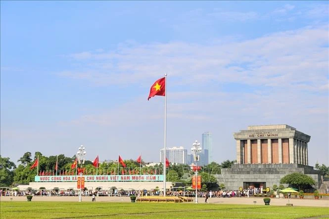 【写真】ホー・チ・ミン主席廟へと列をなす人々(ベトナム通信社)