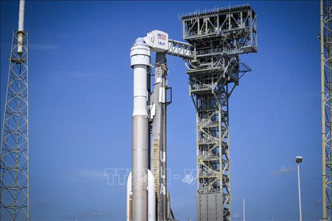 Tên lửa đẩy Atlas V mang theo tàu vũ trụ Starliner được lắp vào bệ phóng tại Trung tâm Vũ trụ Kennedy ở bang Florida, Mỹ ngày 31/5/2024. (Ảnh: AFP/TTXVN) 