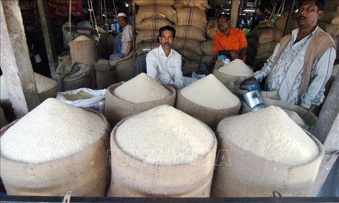 Gạo được bày bán tại khu chợ ở Ấn Độ. (Ảnh: AFP/TTXVN)