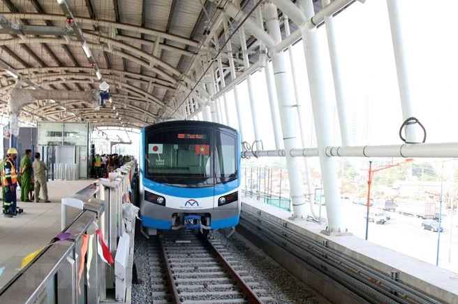 Tàu metro số 1 (Bến Thành-Suối Tiên) dừng ở ga Bình Thái. (Ảnh: Tiến Lực/TTXVN) 