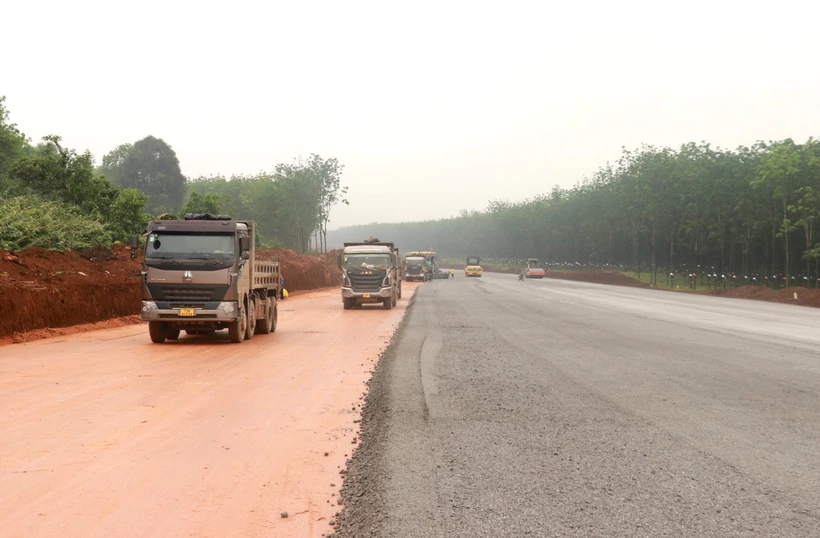 Nhiều phương tiện được huy động thi công mặt đường cao tốc Vạn Nịnh-Cam Lộ đoạn qua huyện Gio Linh (Quảng Trị). (Ảnh: Nguyên Lý/TTXVN) 