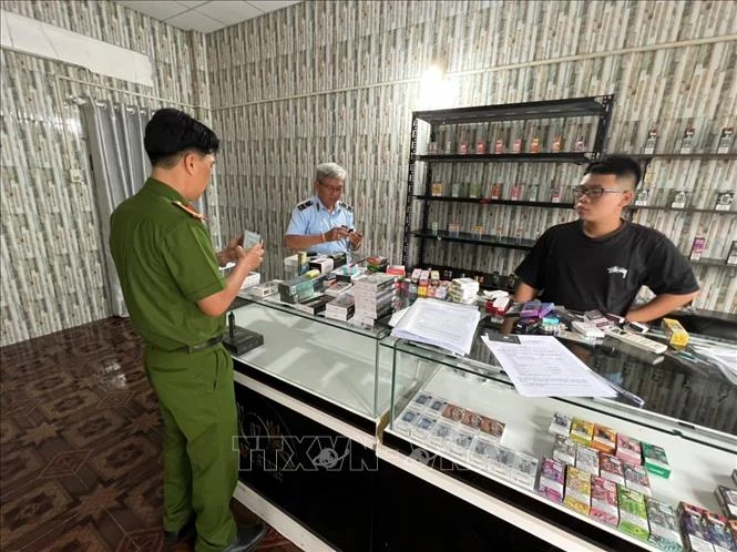 Lực lượng chức năng kiểm tra tại cửa hàng kinh doanh thuốc lá điện tử ở huyện Bến Lức, tỉnh Long An. (Ảnh: TTXVN phát)
