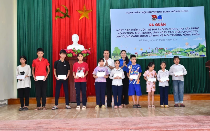 Bí thư Thành đoàn Hải Phòng Vương Toàn Thu Thủy tặng quà cho thiếu nhi có hoàn cảnh khó khăn. (Ảnh: Hoàng Ngọc/TTXVN)