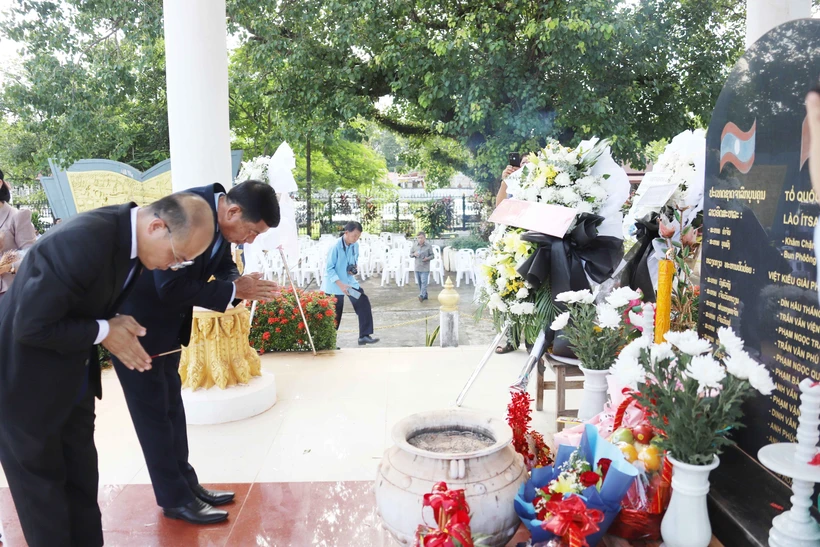 Đại diện Đại sứ quán Việt Nam tại Lào và Lãnh đạo tỉnh Vientiane thắp hương viếng các Anh hùng liệt sỹ. (Ảnh: Xuân Tú/TTXVN)