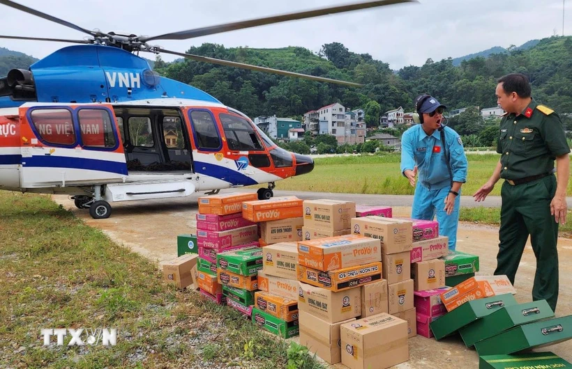 Bộ Quốc phòng tiếp tục chuyển hàng hóa cứu trợ đến đồng bào bị lũ lụt tỉnh Cao Bằng. (Ảnh: Thông tấn Quân sự/TTXVN phát) 