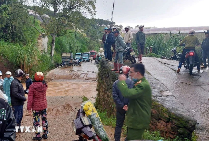 Lực lượng chức năng và chính quyền địa phương tổ chức tìm kiếm nạn nhân. (Ảnh: TTXVN)