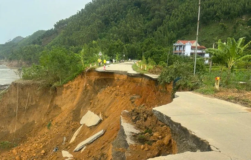 Đoạn sạt lở đã khiến 1 đoạn đường đê sông Lô trôi tụt xuống lòng sông. (Ảnh: Báo Pháp Luật)