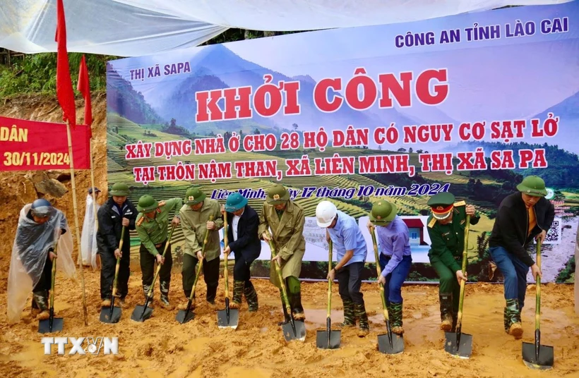 Đại biểu và nhân dân thực hiện nghi thức động thổ. (Ảnh: TTXVN)