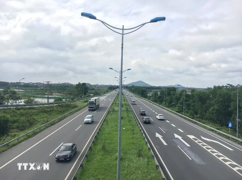 Phương tiện lưu thông trên một đoạn tuyến cao tốc đã được đưa vào vận hành và khai thác. (Ảnh: PV/Vietnam+) 