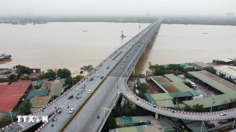 Giao thông trên cầu Vĩnh Tuy. (Ảnh: Hoàng Hiếu/TTXVN) 