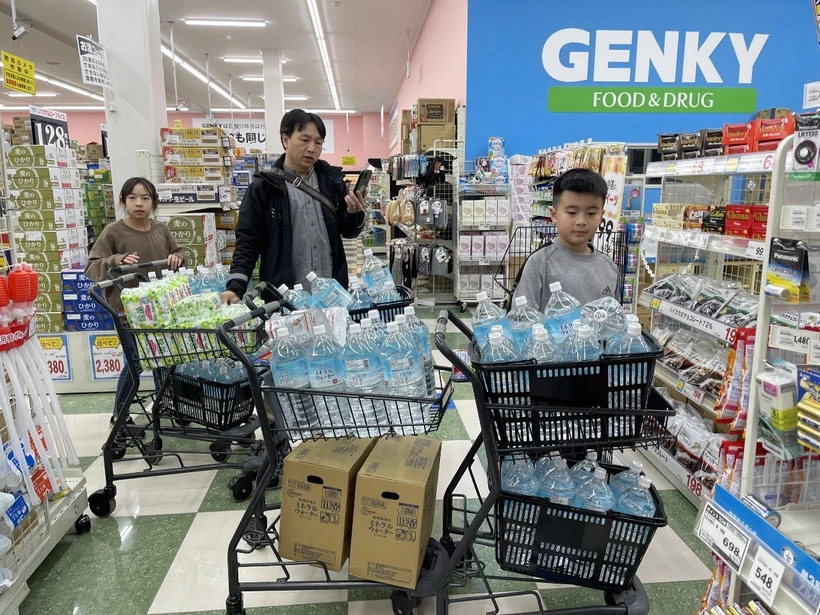 Một nhóm tình nguyện mua đồ tại siêu thị để chuẩn bị cho việc tiếp tế cho những người Việt ở vùng bị động đất. (Ảnh: TTXVN phát)