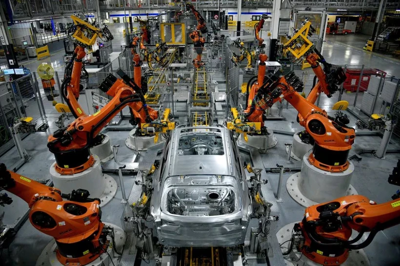 Robot tự động lắp ráp một chiếc SUV tại cơ sở sản xuất BMW ở Greer, Nam Carolina (Mỹ). (Nguồn: Reuters)