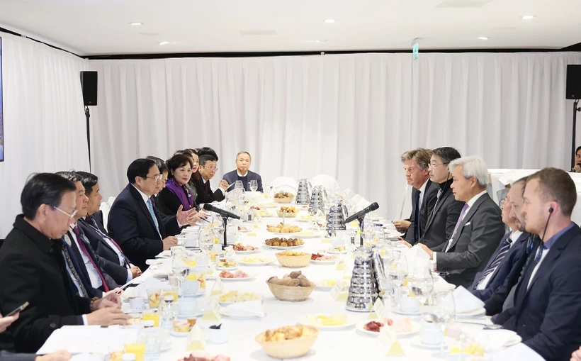 Thủ tướng Phạm Minh Chính tọa đàm với các doanh nghiệp với chủ đề "Việt Nam - Điểm đến hàng đầu ASEAN về đầu tư bền vững." (Ảnh: Dương Giang/TTXVN)