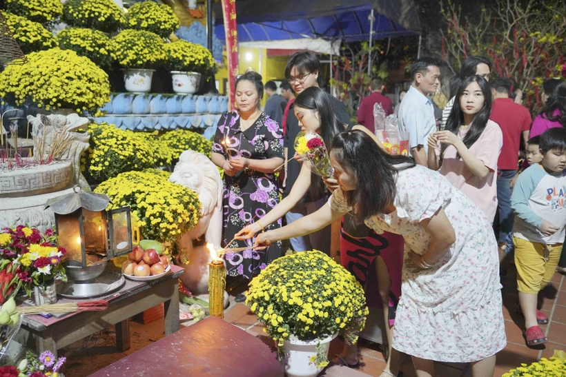 Cộng đồng người Việt Nam tại Thủ đô Vientiane (Lào) tới chùa thắp hương lễ phật đầu năm. (Ảnh: Đỗ Bá Thành/TTXVN)
