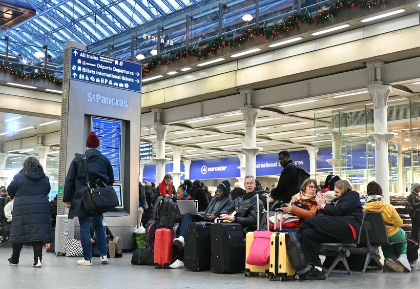 Hành khách chờ tại nhà ga St Pancras ở Thủ đô London (Anh). (Ảnh: AFP/TTXVN)