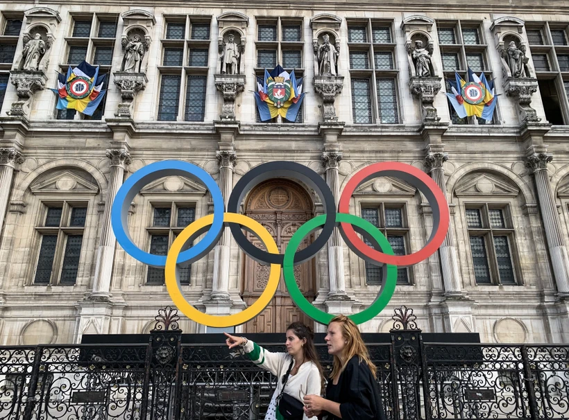 Biểu tượng Olympic tại Paris (Pháp). (Ảnh: AFP/TTXVN)