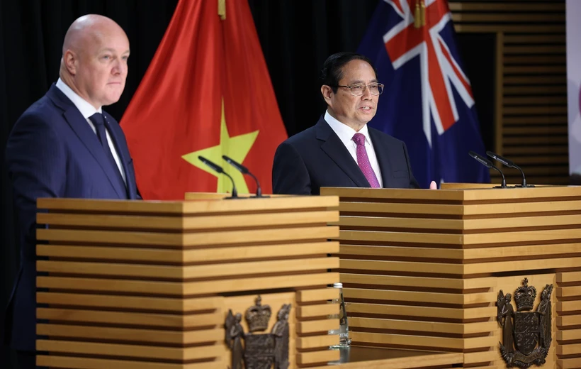 Thủ tướng Phạm Minh Chính và Thủ tướng New Zealand Christopher Luxon gặp gỡ báo chí. (Ảnh: Dương Giang/TTXVN)
