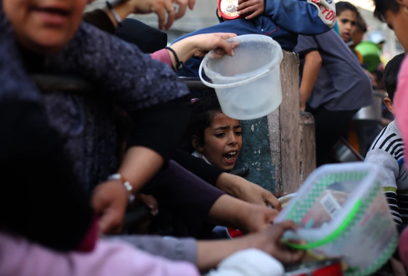 Người dân chen lấn tại một điểm phát thực phẩm cứu trợ ở thành phố Rafah, Dải Gaza, ngày 14/3/2024. (Ảnh: THX/TTXVN)
