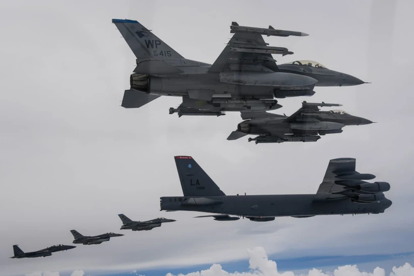 Máy bay ném bom chiến lược B-52H và máy bay phản lực F-16 của Mỹ tham gia cuộc tập trận không quân chung với tiêm kích F-15 của Hàn Quốc trên Bán đảo Triều Tiên, ngày 13/7/2023. (Ảnh: Yonhap/TTXVN)