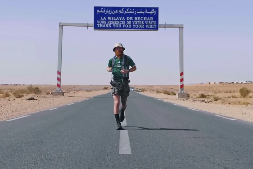 Ảnh chụp màn hình từ một video trên YouTube của Russ Cook khi anh đến Algeria, gần cuối chặng đường 16.000km xuyên châu Phi. (Nguồn: irunfar)