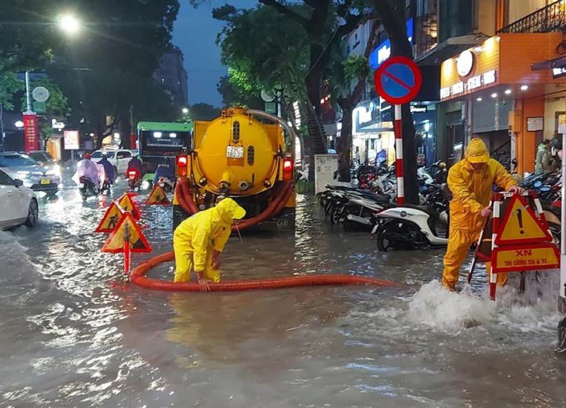 Mưa lớn kéo dài tại Hà Nội vào tối 12/5 khiến nhiều tuyến phố bị ngập sâu từ 30-50cm. (Ảnh: Hoàng Hiếu/TTXVN)