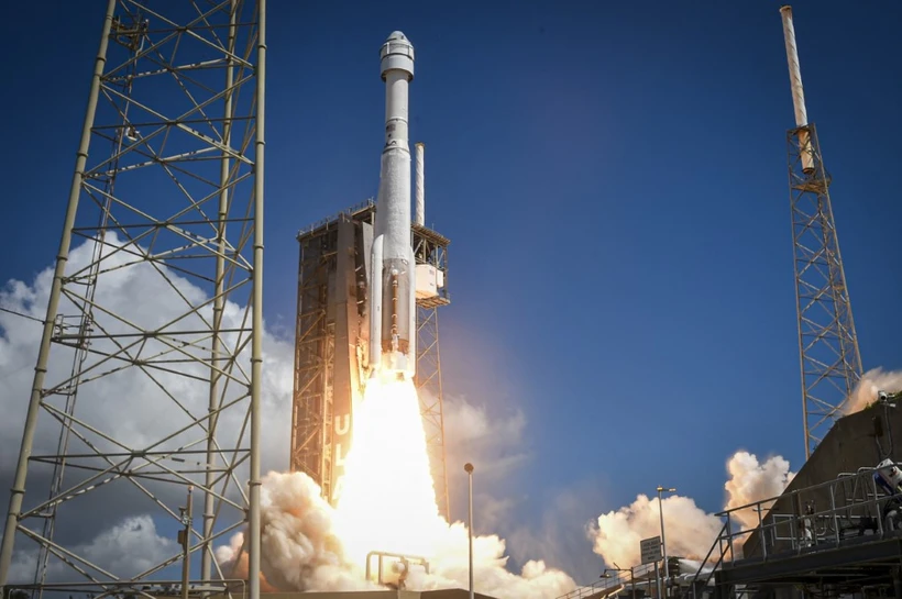 Tên lửa đẩy Atlas V mang theo tàu vũ trụ Starliner rời bệ phóng tại trạm vũ trụ ở Mũi Canaveral, bang Florida (Mỹ) ngày 5/6/2024. (Ảnh: AFP/TTXVN)