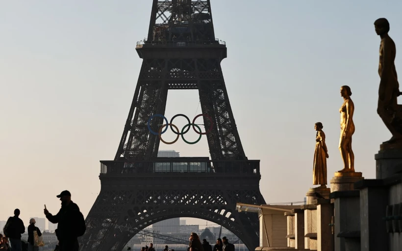 Biểu tượng Olympic được dựng trên tháp Eiffel ở Thủ đô Paris (Pháp), ngày 7/6/2024. (Ảnh: THX/TTXVN)