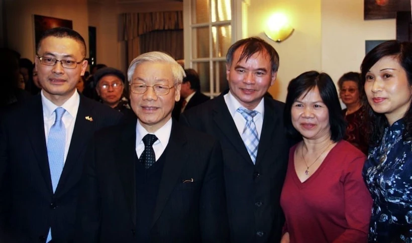 Ông Vũ Kim Thanh (giữa) cùng vợ chụp ảnh lưu niệm với Tổng Bí thư Nguyễn Phú Trọng trong chuyến thăm Anh năm 2013 của Tổng Bí thư. (Ảnh: TTXVN phát)
