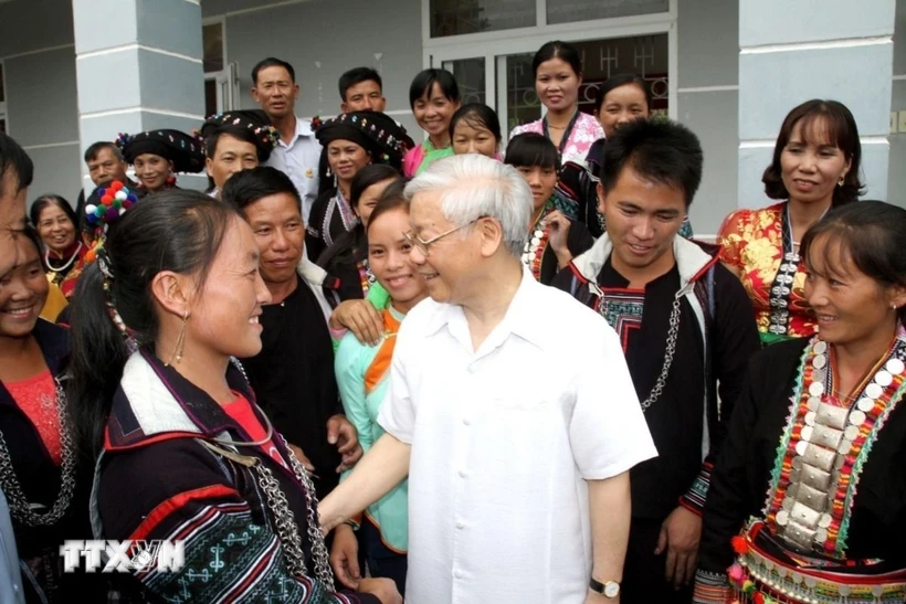 Tổng Bí thư Nguyễn Phú Trọng trò chuyện, động viên đồng bào các dân tộc tại xã Bản Bo, huyện Tam Đường vào tháng 7/2016. (Ảnh: TTXVN phát)Tổng Bí thư Nguyễn Phú Trọng trò chuyện, động viên đồng bào các dân tộc tại xã Bản Bo, huyện Tam Đường vào tháng 7/2016. (Ảnh: TTXVN phát)