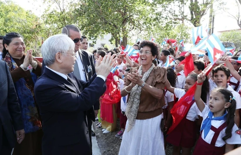 Tổng Bí thư Nguyễn Phú Trọng với nhân dân và học sinh Cuba tại Tượng đài Hồ Chí Minh ở Công viên Hòa Bình, Thủ đô La Habana, chiều 28/3/2018. (Ảnh: Trí Dũng/TTXVN)