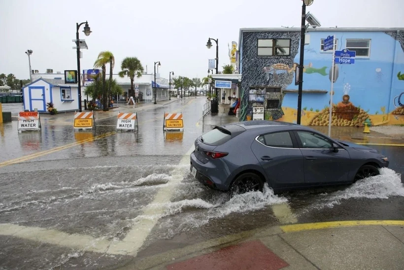 Ngập lụt do ảnh hưởng của bão Debby tại bang Florida (Mỹ), ngày 4/8/2024. (Ảnh: AP/TTXVN)