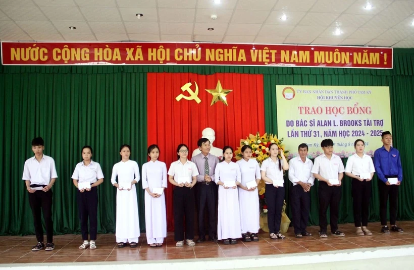 Hội Khuyến học thành phố Tam Kỳ trao học bổng cho các học sinh. (Ảnh: Trịnh Bang Nhiệm/TTXVN)