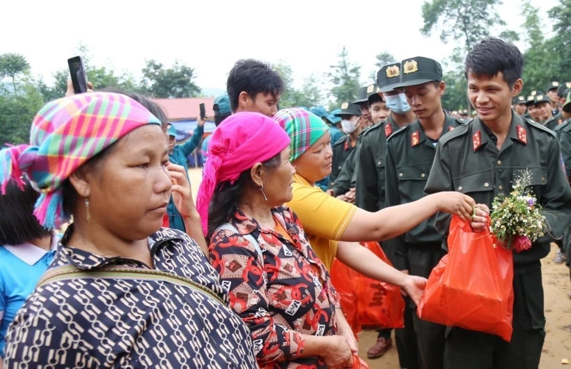 Bà con nhân dân xã Nậm Lúc, huyện Bắc Hà (Lào Cai) tặng quà cho lực lực lượng tìm kiếm, cứu hộ khi kết thúc nhiệm vụ, ngày 25/9/2024. (Ảnh: TTXVN phát)