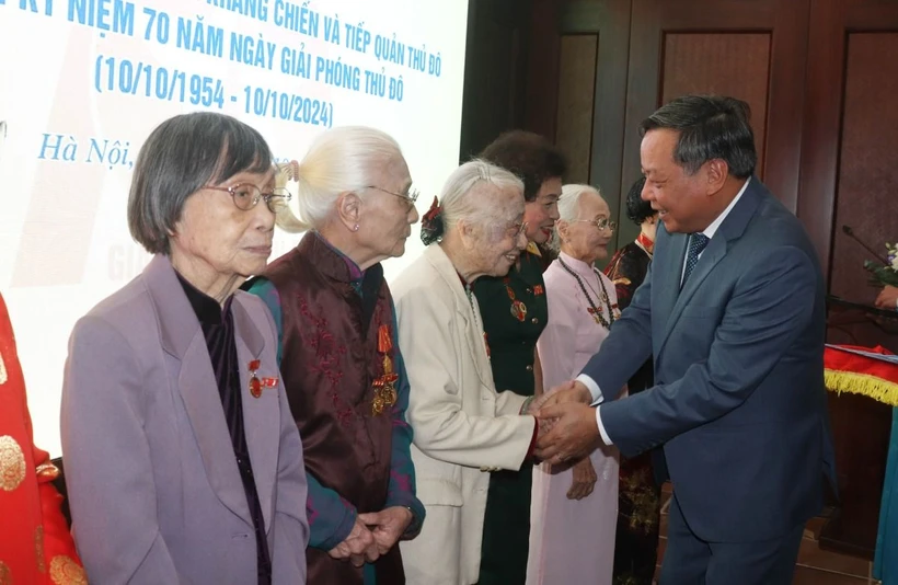 Lãnh đạo thành phố Hà Nội tặng quà các đại biểu phụ nữ tiêu biểu tham gia kháng chiến và tiếp quản Thủ đô, tại Khu di tích Chủ tịch Hồ Chí Minh-Phủ Chủ tịch, ngày 3/10/2024. (Ảnh: Nguyễn Cúc/TTXVN)