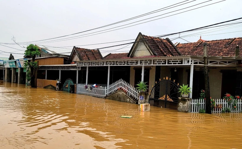 Hàng ngàn nhà dân tại huyện Lệ Thủy (Quảng Bình) bị ngập sâu trong nước lũ do ảnh hưởng của bão số 6, hồi tháng 10 vừa qua. (Ảnh: Tá Chuyên/TTXVN)