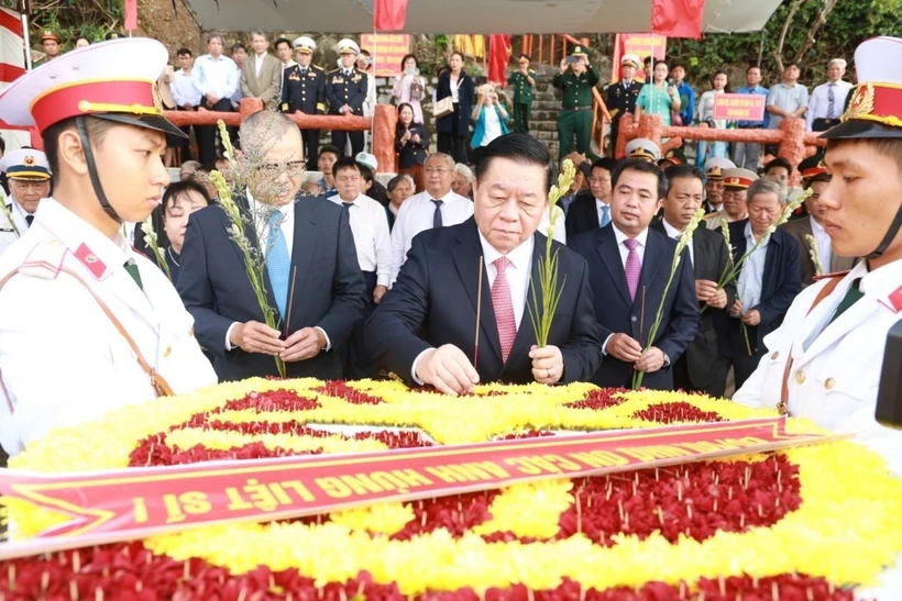 Trưởng Ban Tuyên giáo Trung ương Nguyễn Trọng Nghĩa dâng hương, dâng hoa tại bến Tàu Không số Vũng Rô. (Ảnh: Xuân Triệu/TTXVN)