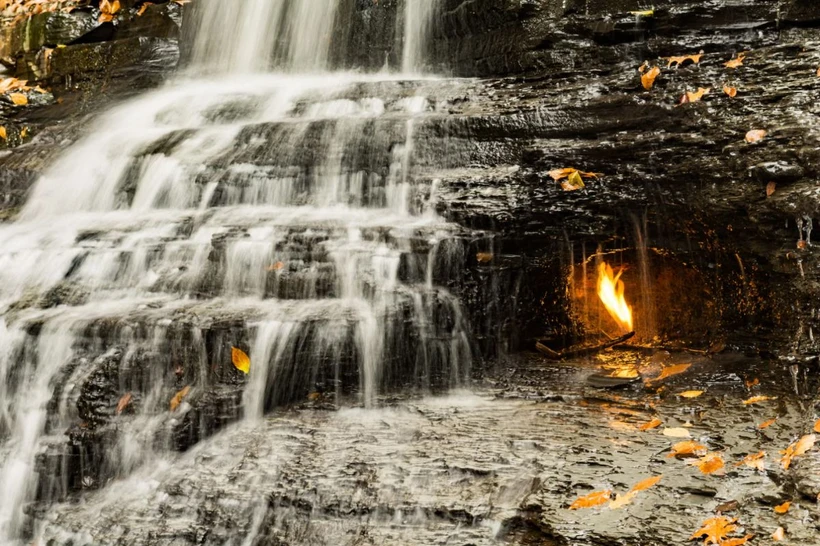 Ngọn lửa vĩnh cửu bên dưới thác nước ở Công viên Hạt Chestnut Ridge, tiểu bang New York (Mỹ). (Nguồn: Alamy/National Geographic)