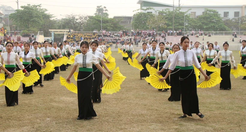 Học sinh Trường THPT Phan Đình Giót thể hiện tiết mục "Lời mời Điện Biên". (Ảnh: Phan Quân/TTXVN)