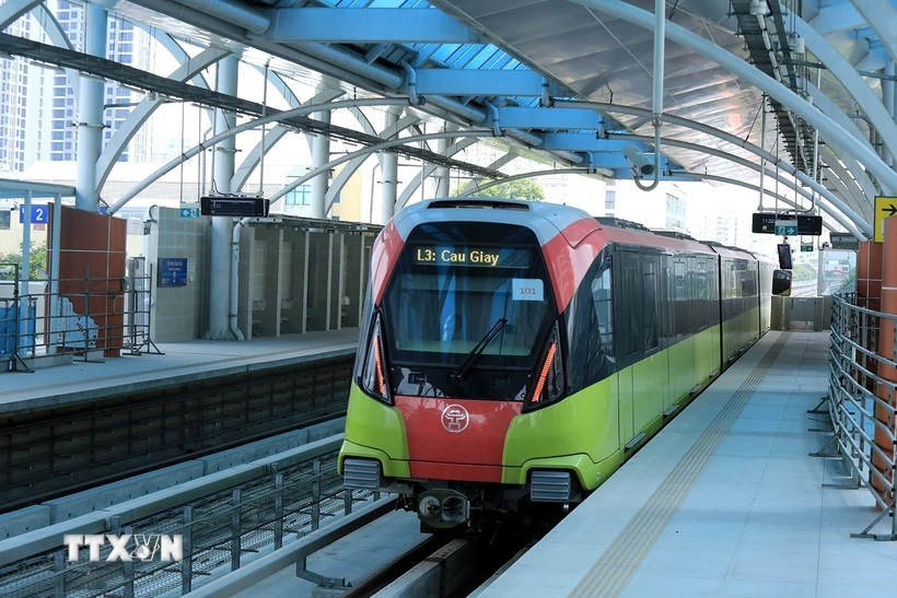 Dự án đường sắt đô thị Nhổn - Ga Hà Nội đang dần khẩn trương hoàn thiện để đưa vào sử dụng, góp phần gia tăng tỷ trọng vận tải hành khách công cộng bằng phương tiện xanh ở Thủ đô. (Ảnh: Tuấn Anh/TTXVN)