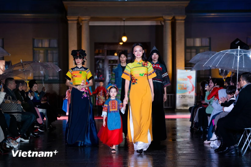 Trình diễn các mẫu áo dài tại Tuần lễ thời trang áo dài ở Fukuoka. (Ảnh: Phạm Tuân-Xuân Giao/Vietnam+)