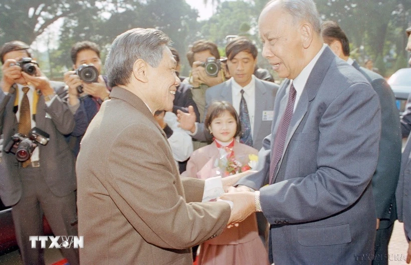 Tổng Bí thư Lê Khả Phiêu đón Chủ tịch Đảng, Chủ tịch nước Lào Khamtay Siphandone thăm hữu nghị chính thức Việt Nam (1999). (Ảnh: Cao Phong/TTXVN)