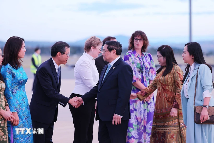 Lễ đón Thủ tướng Phạm Minh Chính và Phu nhân đến sân bay Canberra (Australia). (Ảnh: Dương Giang/TTXVN)