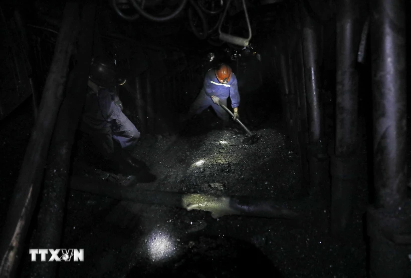 Công nhân khai thác than ở độ sâu hơn 100 mét âm của Công ty than Thống Nhất. (Ảnh: Trần Việt/TTXVN)

