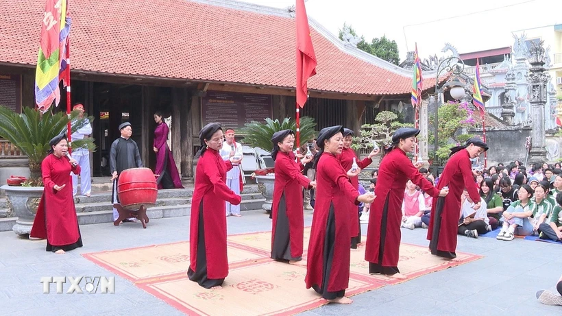 Các nghệ nhân làng Xoan gốc biểu diễn Hát Xoan tại Đình Hùng Lô, xã Hùng Lô, thành phố Việt Trì đã thu hút đông đảo người dân và du khách tham gia. (Ảnh TTXVN phát)
